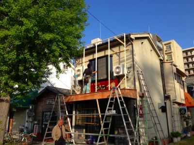 早速、玄関をぶち破り、新たな壁の下地組 瓦の庇は囲い込み、少し延長させました