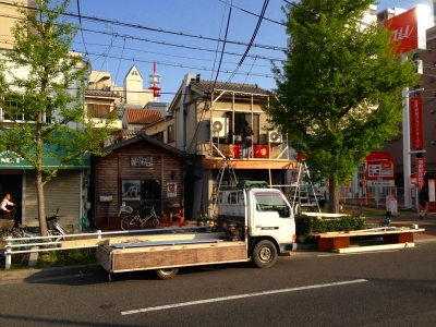 作った庇を足場に室外機を目隠しです