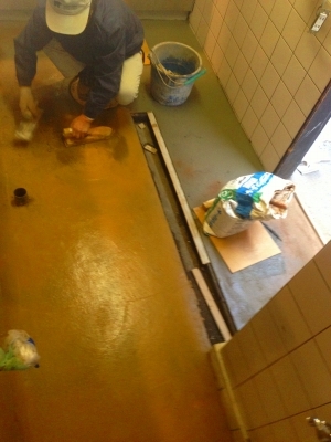 厨房の土間もささっと簡易補修 色付きのカラークリートで見栄えもあったか~い感じです