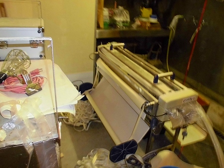 専用のこの機械で壁紙に糊をつけ、長さもカット