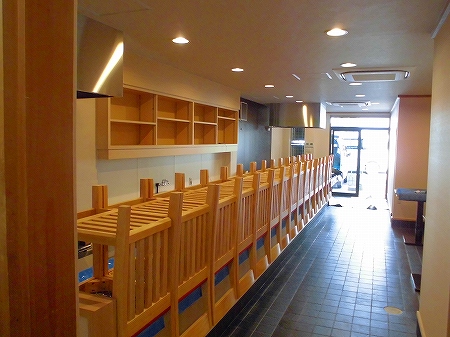 残すは店内清掃と設備配管の接続 鉄板の搬入設置です。