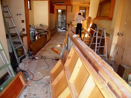 さぁ工事開始です。 まずは、解体からです カウンターや座敷部分を 撤去しております