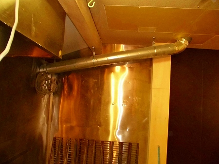 次工程では、厨房内の壁面を清掃し油を根こそぎ落とします