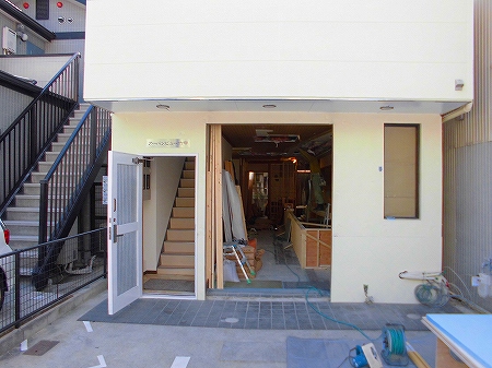 次工程では、フロントのアルミサッシの取替です。 既存サッシでは横桟で店内の様子が分かりにくい為入れ替えになりました。