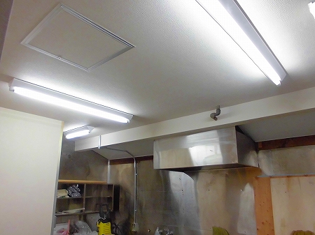 厨房の蛍光灯も取り付け完了