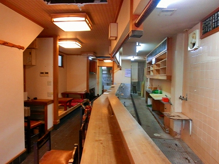 間口が狭く奥行きが広いテナントで客席側がとても狭く厨房側が広めの店舗です