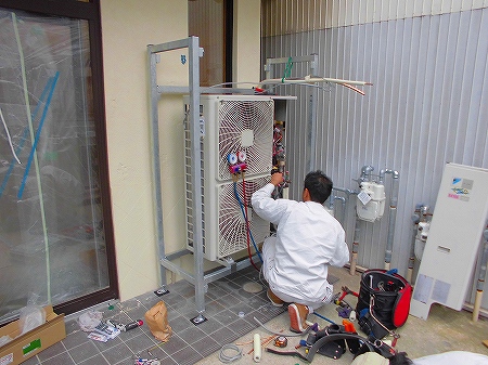 エアコンの室外機の設置中