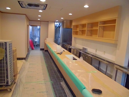 店内では厨房機器の搬入設置