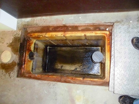 既存の深型集水升も水を抜き清掃致しました。
