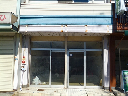 今回の御依頼内容ですが、 鉄骨造２階建ての店舗付き住宅の １階部分を美容室に改造致します。