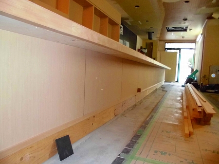 通路側の腰壁はツキ板を ソコ目地で貼り込みます