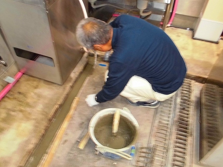 ところが既存側溝の勾配が逆勾配の為、急遽左官屋さんに水が流れる用にしていただきました。