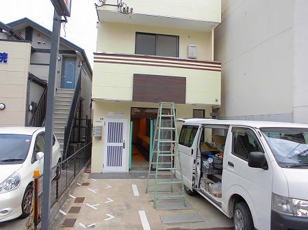 外部に戻ると看板の木下地も完了し