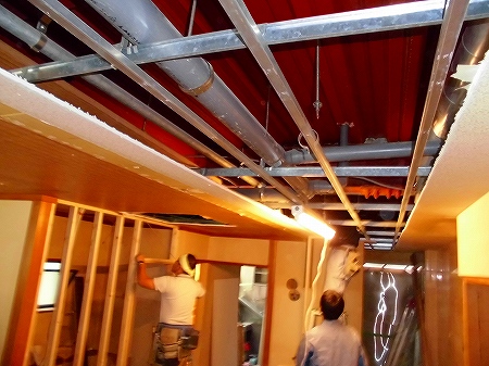 換気配管やガス配管用に、天井を部分的に解体 換気経路や配管の太さを選定致します。 
