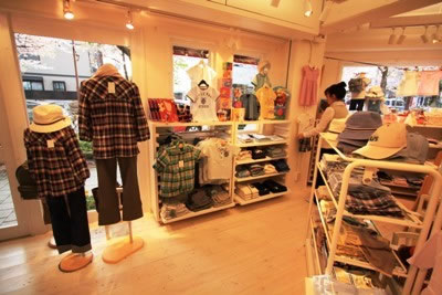 島什器は2種 壁面什器のミニタイプと木製什器併用です 木製の棚板は引き出せる要素を持たせております