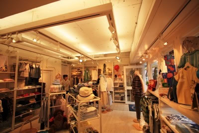オフホワイトの店内に かわいい商品が彩ります