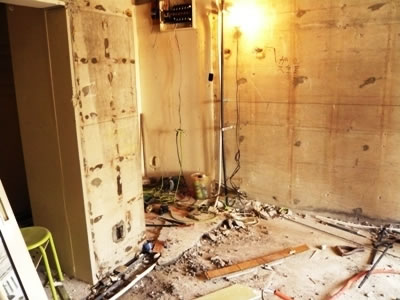 床や壁が凸凹で廃墟のようですが これがこれから見違えるんです!
