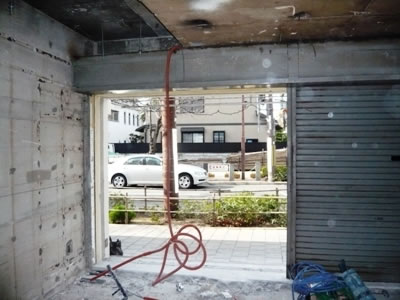 このようなガタガタで汚い壁や天井には ホワイトの艶消し塗装の予定です
