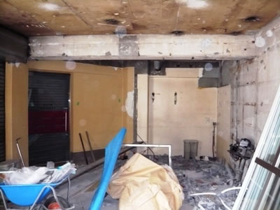 店内は、大家様の手配で、解体工事が進みます。 ホコリと騒音のパラダイス 近隣への御挨拶が必須です