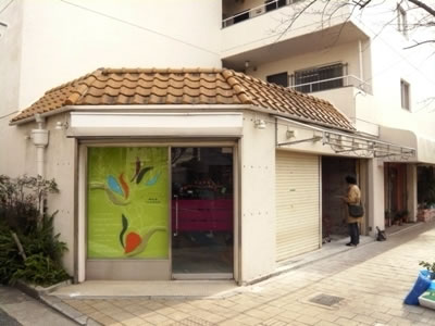 工事概要は、鉄筋コンクリート造の共同住宅、1階テナント部に キッズウェアブランドの本店 リトルパークスタジオ芦屋本店内外装工事例です。