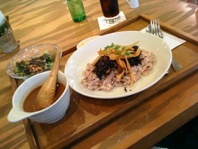 カムカムさんでランチ中です とてもヘルシーなランチで 食べ続けると軽く2Kgはダウンです♪