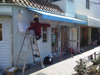 テント屋さん登場!