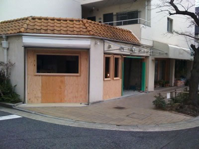 なんだかこのままでは アメリカんちっくな古着屋さんって感じですが まだまだ下地段階で、 水仕舞を行い レッドシダーの板でヨロイ張りを施す予定です