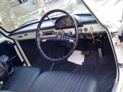 パブリカという車だそうです 年代物の車ですがめちゃくちゃきれいです 現行の車には出せない味が漂っております♪