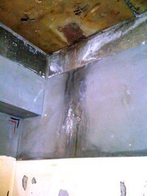 天井にかなり怪しい水漏れの跡が! このテナントは5階建ての共同住宅部と切り離されているため 天井=屋上となっており 防水を確かめてみることに・・・