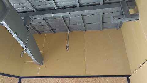 吹き抜け部分の一部壁は板が継継ぎになるため壁紙で仕上げます