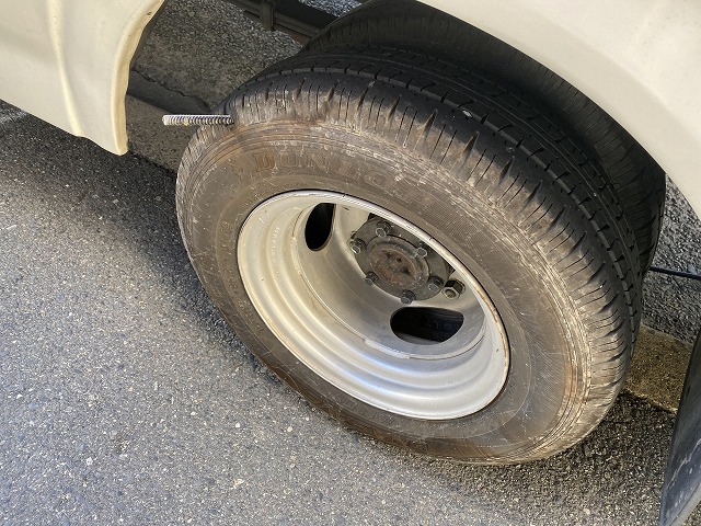 タイヤがえらいことに、、、こんなパンクの仕方あるんだ。一つ間違えたらフロントガラス貫通して大事故です。落下物は運転者の責任です！誰や落としたん！