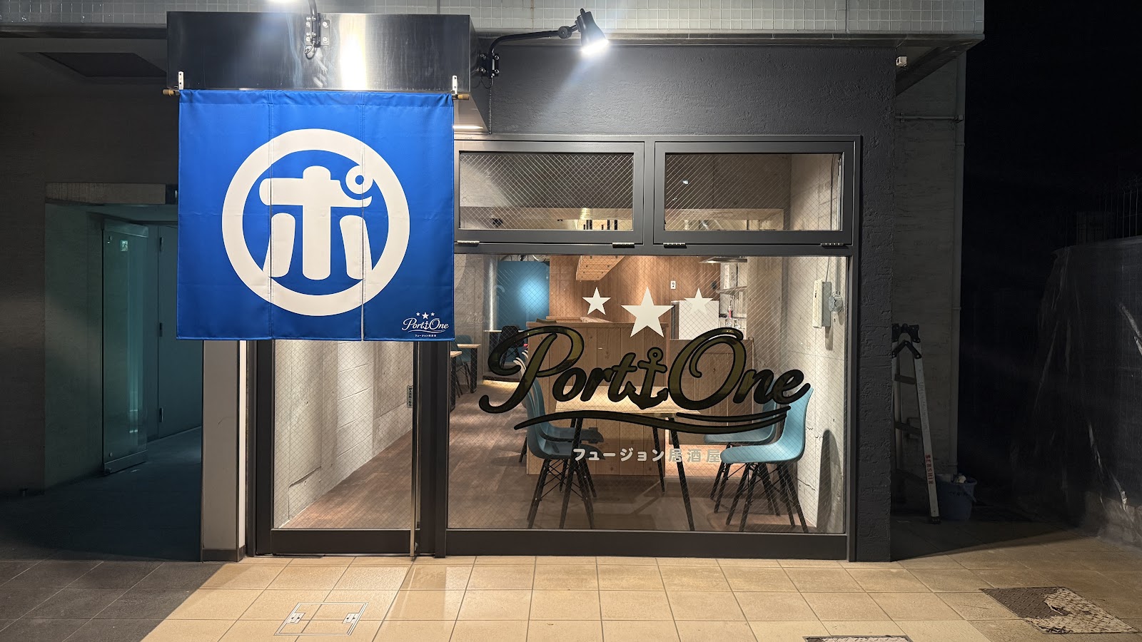 フュージョン居酒屋の新店工事事例｜大阪・京町堀の路面店｜木とコンクリートが映えるロングカウンター｜株式会社センシンの店舗内装工事の写真